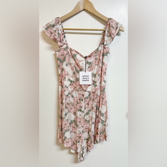 Some Days Lovin Pink Floral Romper Size Medium NWT - Picture 2 of 8